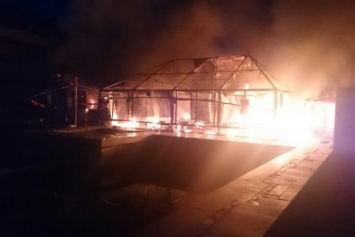В Каменском возле «Мира» сгорели торговый павильон и летнее кафе