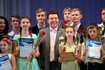 Кобзон дал концерт в Донецке и вручил награды победителям творческого конкурса