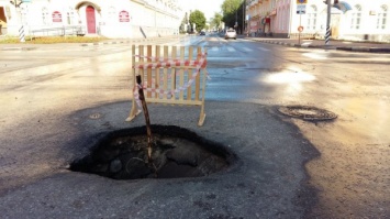 В центре Ульяновска над коммуникациями водоканала провалился асфальт