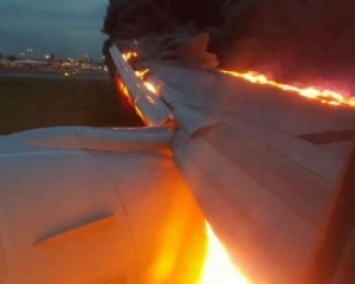 Boeing с 241 человеком загорелся во время посадки (ФОТО, ВИДЕО)