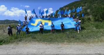 В Восточном Крыму состоялся автопробег ко Дню крымскотатарского флага (ВИДЕО)