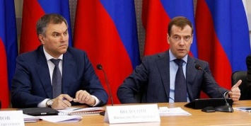 Медведев предложил включить Володина в список "Единой России" на выборах