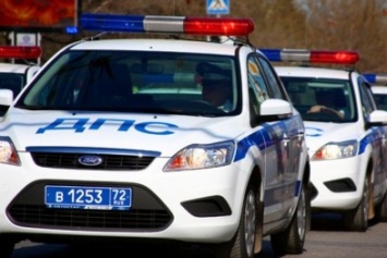 К юбилею ГИБДД симферопольские инспекторы сложили число «80» из 17 патрульных автомобилей (ФОТОФАКТ)
