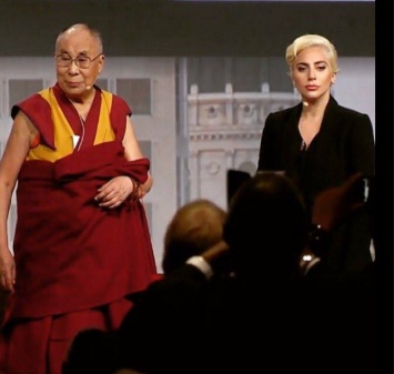 На встрече с Далай-ламой Леди Гага пошутила о своем возрасте