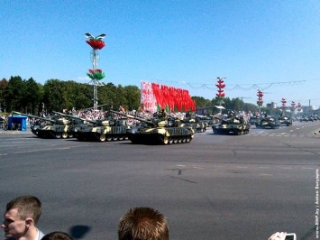 В военном параде в Минске примут участие российские бомбардировщики и истребители