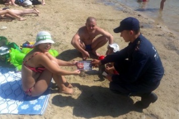 Криворожские спасатели на пляже учили горожан "отдыхать с умом" (ФОТО)