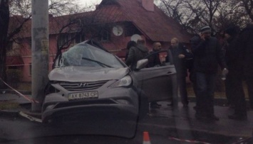 Серьезное ДТП в Харькове: иномарка протаранила столб