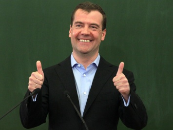 Медведев пообещал россиянам повысить пенсии после выборов