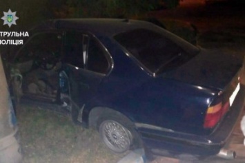 В Запорожье пьяный водитель въехал в столб и пытался убежать от полиции (ФОТОФАКТ)
