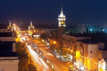 В Запорожье компания парней ночью воровала фонари на проспекте (ФОТО)