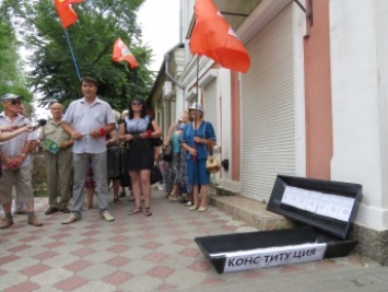 В Мелитополе подняли красные флаги и положили "Конституцию" в "гроб"