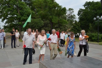В День Конституции николаевцы возложили цветы к памятнику Шевченко