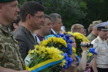 В Мариуполе скромно отмечают День Конституции Украины (ФОТО+ВИДЕО)