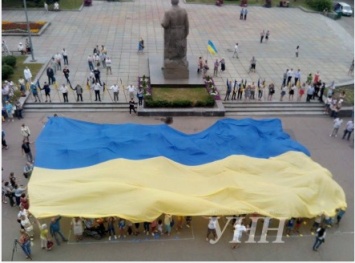 В Житомире развернули 20-метровый флаг Украины