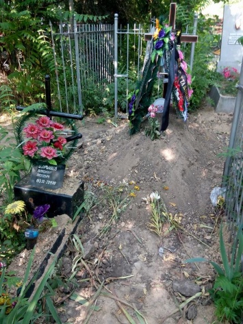 В Запорожье умерших хоронят на чужих могилах и в переходах между ними (ФОТО)