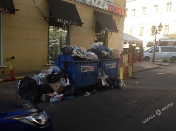 Центр Одессы утопает в горах мусора (фото)