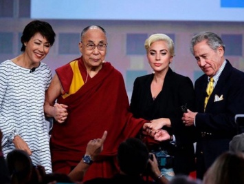 После встречи Леди Гаги с Далай-ламой в КНР запретили ее песни