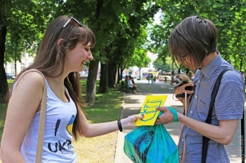 Активисты партии "Солидарность" БПП раздавали одесситам и гостям брошюры Конституции Украины (политика)