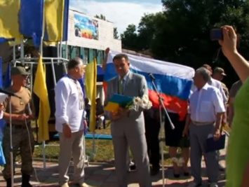 В Дружковке националисты обвинили мэра в поддержке ДНР и растянули за его спиной российский флаг