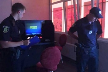 В Херсоне патрульной полиции "повезло" обнаружить зал игровых автоматов (фото)