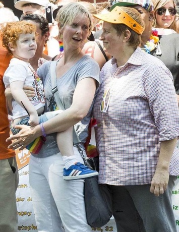 Нетрадиционные семьи: Синтия Никсон с мужем/женой Кристин и сыном Максом приняла участие в гей-параде