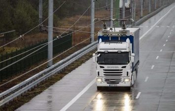 В Швеции открыли первую в мире дорогу для грузовиков-электричек (Видео)