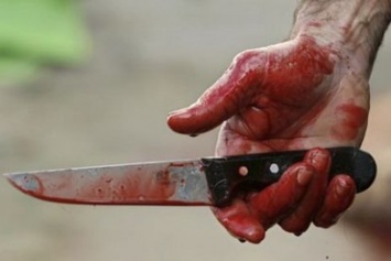 Возле запорожского кафе неизвестные напали на бездомного с ножом