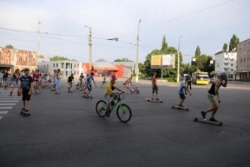 По улицам Кременчуга проехались скейтеры, роллеры и велосипедисты