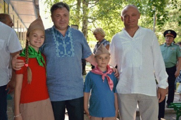 Детский лагерь на Луганщине отпраздновал День Конституции Украины