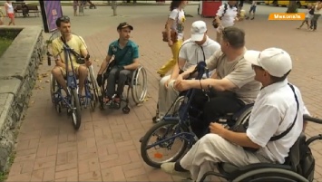 «Николаев - за безбарьерность!»: мэра города усадили в инвалидную коляску