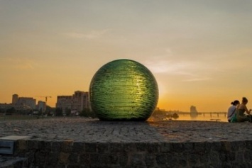 На Набережной установили новый шар (ФОТО)