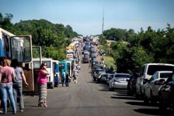 На донбасских пунктах пропуска настоящий ад: пассажиро-транспортный поток увеличился на 5 тыс. человек