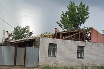 Ураган в Луганске сносил крыши домов и валил электроопоры (ФОТО)