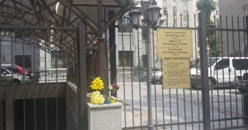 К посольству Турции в Украине граждане несут цветы (ФОТО)