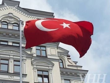 К посольству Турции в Украине начали приносить цветы
