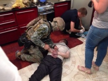 На Николаевщине действовали две банды торговцев оружием и наркотиками, сформированные по этическому признаку и прикрываемые правоохранителями