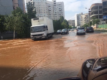 В Киеве затопило улицу Вишняковскую