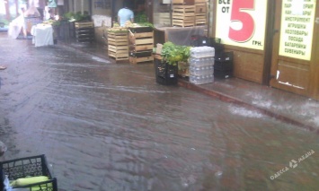 Кратковременный ливень затопил одесский рынок (фото)