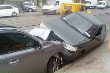 На Московском проспекте "легковушка" протаранила припаркованную иномарку (ФОТО)
