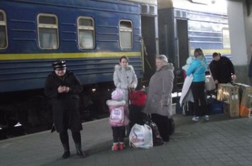 В Киеве молодой мужчина прыгнул под поезд и погиб
