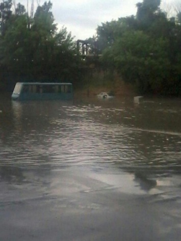 Стихийное бедствие. В Донецке затопило центр города (ФОТО)