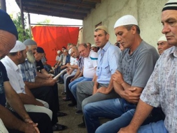 Крымские татары устроили молебен возле дома политзаключенного Али Асанова