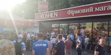 В столице коммунальщики демонтируют магазин Roshen