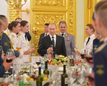Путин в цветнике молоденьких девушек в погонах (ФОТО)