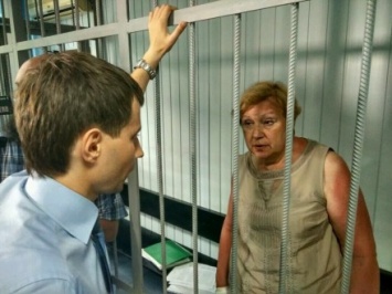 Адвокаты А.Александровской попросили суд выпустить задержанную из "клетки"