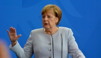 Чиновники в Брюсселе должны объяснять свои действия людям - Меркель
