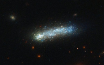 Ученые: Телескоп Hubble запечатлел редчайшую галактику-«головастика»