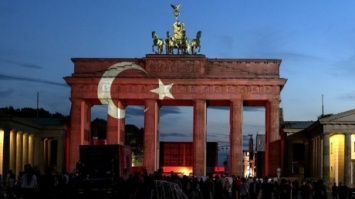 Бранденбургские ворота в Берлине подсветили цветами турецкого флага