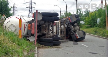 На въезде в Екатеринбург перевернулся грузовик с газовой цистерной