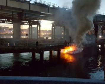 В Петербурге катер столкнулся с опорой ЗСД и загорелся